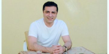 Demirtaş’a gülümsediği için yeni kimlik kartı verilmedi