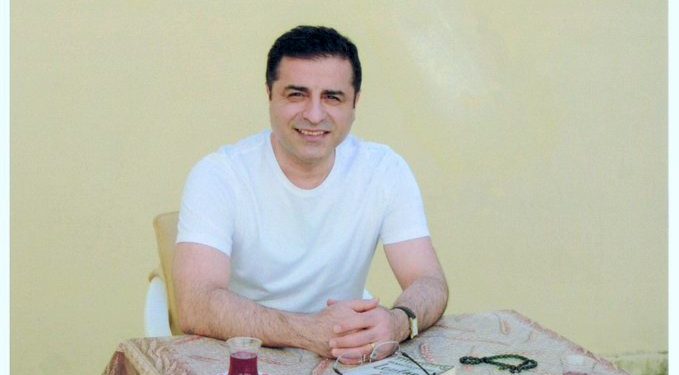 Demirtaş’a gülümsediği için yeni kimlik kartı verilmedi