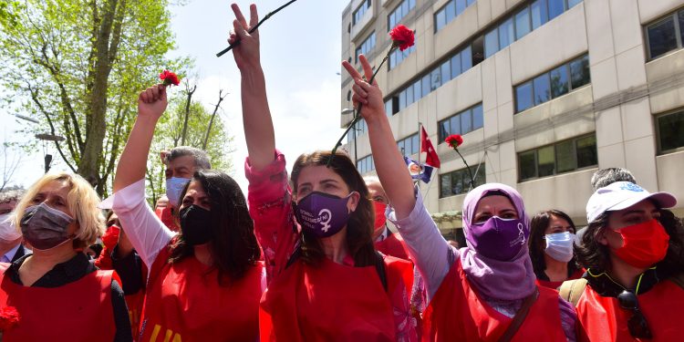 Demirtaş’tan 1 Mayıs çağrısı: Bizim penceremiz yok ama sizler balkonunuzdan emekçiler için ses verebilirsiniz