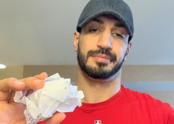 Enes Kanter’e, Erdoğan’a hakaretten dava: Mahkeme tebligatını önce yırttı, sonra yaktı