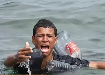 Göçmen çocuk, plastik şişelerle yüzerek İspanya kıyılarına ulaşmaya çalıştı