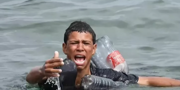 Göçmen çocuk, plastik şişelerle yüzerek İspanya kıyılarına ulaşmaya çalıştı