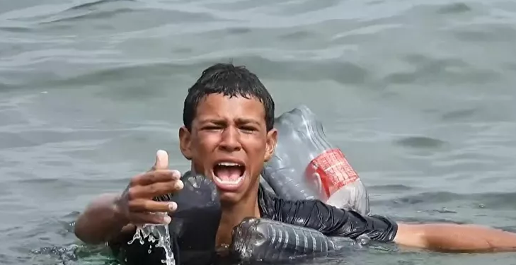 Göçmen çocuk, plastik şişelerle yüzerek İspanya kıyılarına ulaşmaya çalıştı