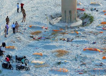 Yağmur, cesetleri açığa çıkardı: Hindistan’da Ganj kıyısına gömülmüş yüzlerce ceset bulundu