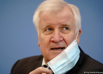 Almanya içişleri Bakanı Horst Seehofer koronavirüse yakalandı
