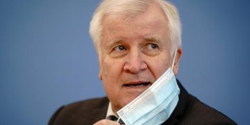 Almanya içişleri Bakanı Horst Seehofer koronavirüse yakalandı
