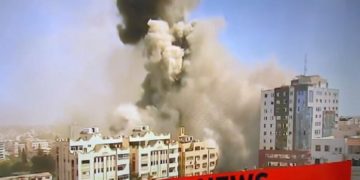 İsrail, uluslararası basın kuruluşlarının bulunduğu binayı bombaladı