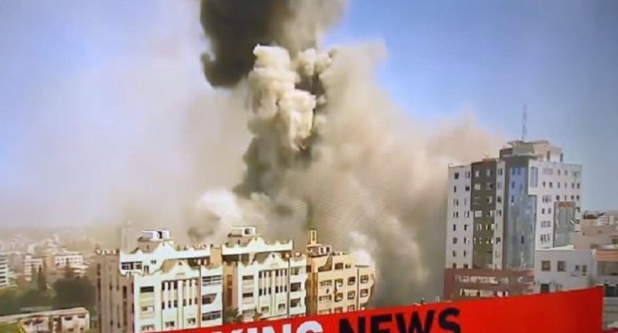 İsrail, uluslararası basın kuruluşlarının bulunduğu binayı bombaladı