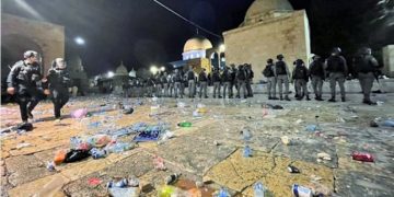 İsrail polisinden Mescid-i Aksa’ya saldırı: 200’den fazla Filistinli yaralı