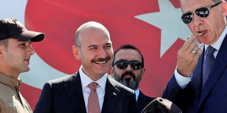 AKP Bakanı Soylu 17-25 Aralık’ı hatırlattı: Benden önceki içişleri bakanının oğlunun evinde para sayma makinesi çıktı