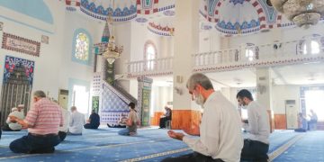 Polisten sahur vakti, camilere ‘itikaf’ operasyonu: Alparslan Kuytul ve 14 yaşındaki oğluna ters kelepçeli gözaltı