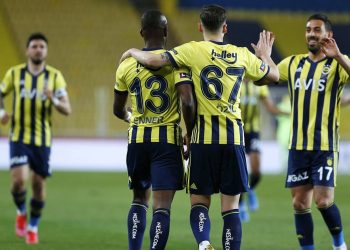 ilk 15 dakikada işi bitirdi: Fenerbahçe üç golle, şampiyonluk iddiasını sürdürdü