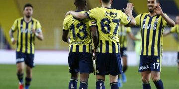 ilk 15 dakikada işi bitirdi: Fenerbahçe üç golle, şampiyonluk iddiasını sürdürdü