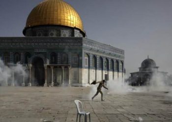İsrail, Mescid-i Aksa’da Filistinlilere ses bombalarıyla saldırdı