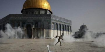 İsrail, Mescid-i Aksa’da Filistinlilere ses bombalarıyla saldırdı