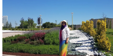 Milletvekili Hüda Kaya’dan gökkuşağı renkleriyle mesaj: Doğanın en güzel renkleriyle bugün Meclis’e geldim