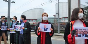 AİHM’in önünde hukuk mücadelesi: Türkiye mağduru bir gurup Avukat, ‘Koşulsuz Adalet Hareketi’ nöbetinde