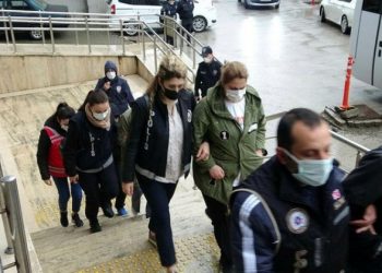 Gözaltındaki 14 kız öğrenciye final sınavı baskısı