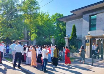 Orhan İnandı için Türk elçiliği önünde basın açıklaması: Sağlık görevlisi binaya girdi