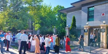 Orhan İnandı için Türk elçiliği önünde basın açıklaması: Sağlık görevlisi binaya girdi