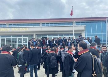 Kobane davasında HDP’li vekile saldırı girişimi: Para karşılığında slogan atanlar susturamazsınız