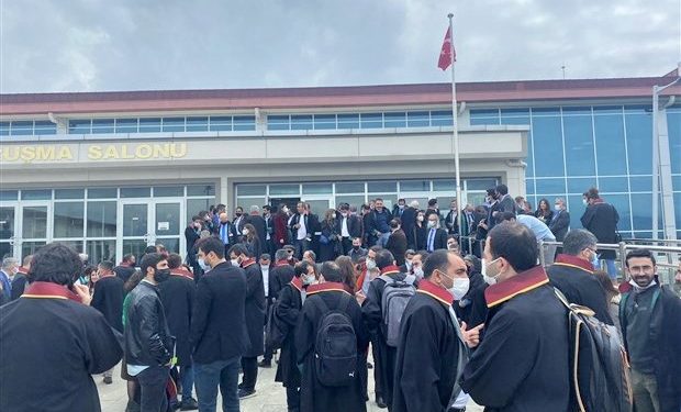 Kobane davasında HDP’li vekile saldırı girişimi: Para karşılığında slogan atanlar susturamazsınız