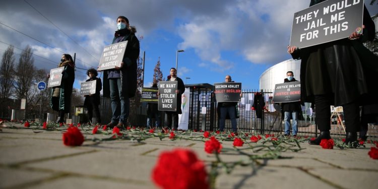 AİHM’in önünde hukuk mücadelesi: Türkiye mağduru bir gurup Avukat, ‘Koşulsuz Adalet Hareketi’ nöbetinde