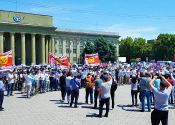Orhan İnandı için Kırgızistan ayakta : Kalabalık Meclis binası önünde toplandı
