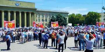 Orhan İnandı için Kırgızistan ayakta : Kalabalık Meclis binası önünde toplandı