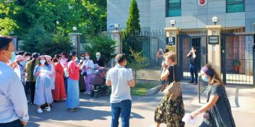 Kaçırılan Orhan İnandı’nın öğrencileri Bişkek Türk Büyükelçiliği önünde: #OrhanBeyNerede