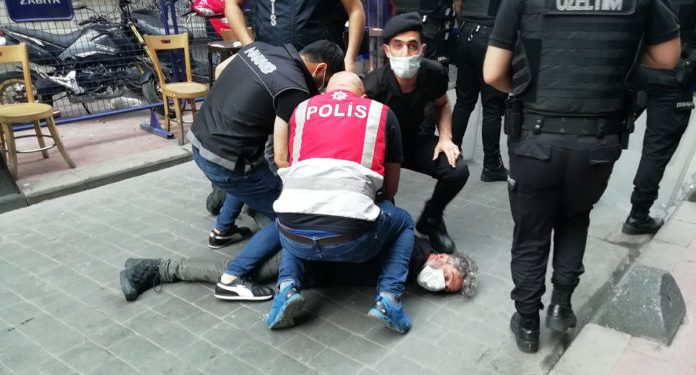 AFP foto muhabiri böyle gözaltına alındı: Nefes alamıyorum!