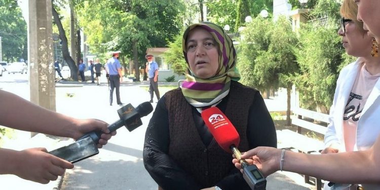 Orhan İnandı için Türk elçiliği önünde basın açıklaması: Sağlık görevlisi binaya girdi