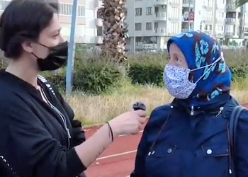 Rizeli teyze: Bir daha Allah deyip kürsüye çıkanın yemin ediyorum taşlan kafasını yaracam