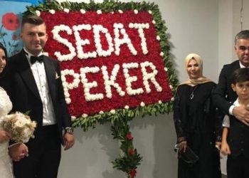 Süleyman Özışık Sedat Peker’in 80 bin TL’lik düğün hediyesiyle poz vermiş