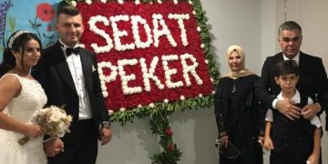 Süleyman Özışık Sedat Peker’in 80 bin TL’lik düğün hediyesiyle poz vermiş
