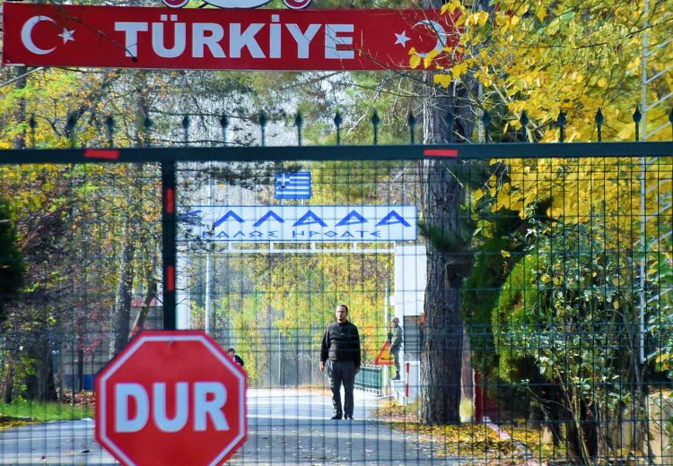 EDIRNE PAZARKULE SINIR KAPISI'NDAN BUGUN YUNANISTAN'A SINIR DISI EDILEN YABANCI BIR TERORIST SAVASCIYI, YUNANISTAN KABUL ETMEDI. GERI GONDERILEN DEAS UYESI, TURKIYE'DE KABUL ETMEYINCE IKI ULKE ARASINDAKI TAMPON BOLGEDE BEKLEMEYE BASLADI. (FOTO: ALI CAN ZERAY/DHA, EDIRNE)