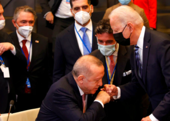 Financial Times’ın kapak fotoğrafına ‘Saray’ın danışmanından tepki