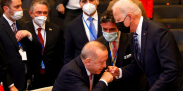 Financial Times’ın kapak fotoğrafına ‘Saray’ın danışmanından tepki