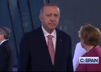 İngilizce ‘lütfen dönün’ anonsuna bir tek Erdoğan uymadı