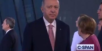 İngilizce ‘lütfen dönün’ anonsuna bir tek Erdoğan uymadı
