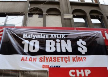 Daha önce “128 milyar dolar nerede?” pankartını asmıştı: CHP’den  mafyadan’10 bin dolar alan siyasetçi kim?’ pankartı