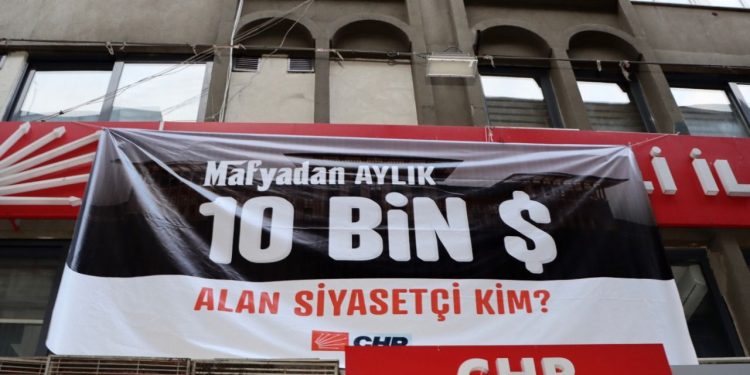 Daha önce “128 milyar dolar nerede?” pankartını asmıştı: CHP’den  mafyadan’10 bin dolar alan siyasetçi kim?’ pankartı