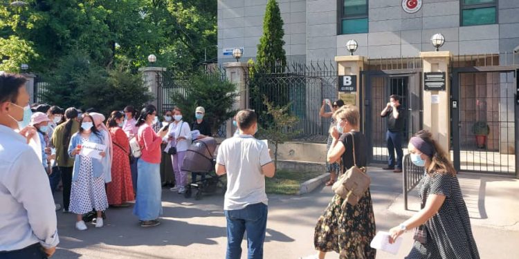 Kaçırılan Orhan İnandı’nın öğrencileri Bişkek Türk Büyükelçiliği önünde: #OrhanBeyNerede