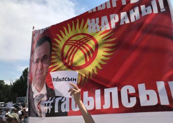 Kırgızlar vatandaşına sahip çıkıyor:  Orhan İnandı için, Cumhurbaşkanlığı sarayına yürüdüler