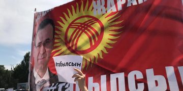 Kırgızlar vatandaşına sahip çıkıyor:  Orhan İnandı için, Cumhurbaşkanlığı sarayına yürüdüler