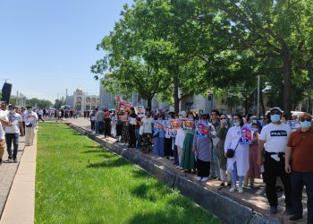 Bekleyiş sürdürüyor: Kırgızlar, Orhan İnandı için bugün de hükümet binası önünde