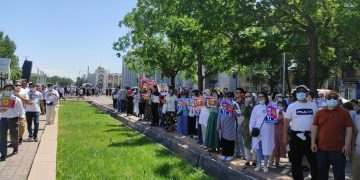Bekleyiş sürdürüyor: Kırgızlar, Orhan İnandı için bugün de hükümet binası önünde