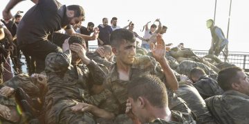 Köprüdeki askerleri silah bırakmaya ikna eden Albay: Org.Ümit Dündar askeri öğrencilerin infaz edilmesine göz yumdu