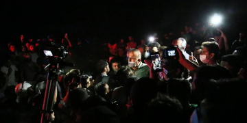 Yangın bölgesine giden AKP’li Çavuşoğlu’na büyük tepki: Türkiye Cumhuriyeti’nin buraya gönderebileceği uçağı yok mu?