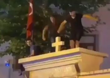 Ermeni Kilisesi’nin üzerinde tepindiler: Milletvekili Garo Paylan, yapanları ve yol verenleri kınadı